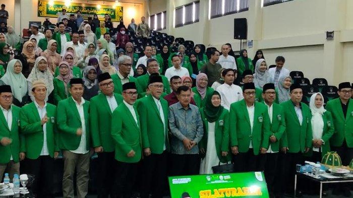 Wakil Presiden ke-10 dan 12 RI, Muhammad Jusuf Kalla seusai pertemuan tertutup depan petinggi kampus UMI di Lantai 5 Fakultas Kedokteran Kampus Universitas Muslim Indonesia (UMI) Jl Urip Sumoharjo, Makassar, Jumat (4/10/2024) siang.