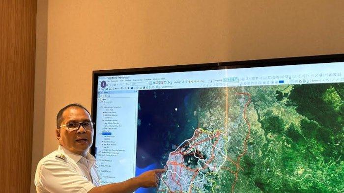 Wali Kota Makassar Danny Pomanto saat menjelaskan rute Metro Kapsul di ruang kerjanya, Kantor Balai Kota Makassar Jl Ahmad Yani, Rabu (14/3/2024).