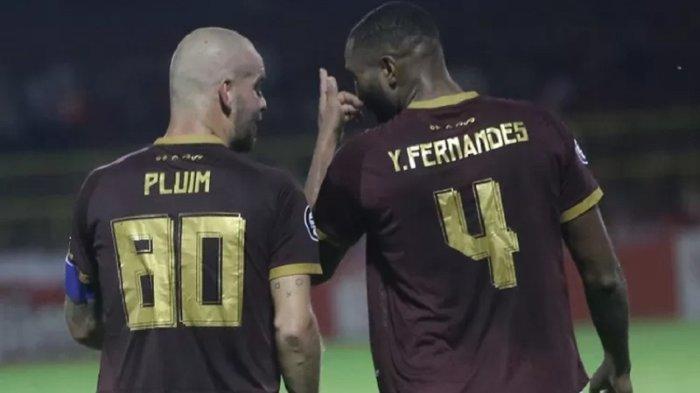 Wiljan Pluim dan Yuran Fernandes gagal duel di laga Borneo FC vs PSM Makassar pada pekan 30 Liga 1 203/2024.