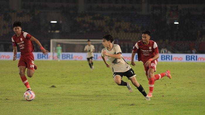 Winger PSM Makassar, Victor Dethan saat melawan Persis Solo pada pekan 18 Liga 1 2024/2025 di Stadion Manahan, Solo, Jawa Tengah, Senin (13/1/2025) malam.