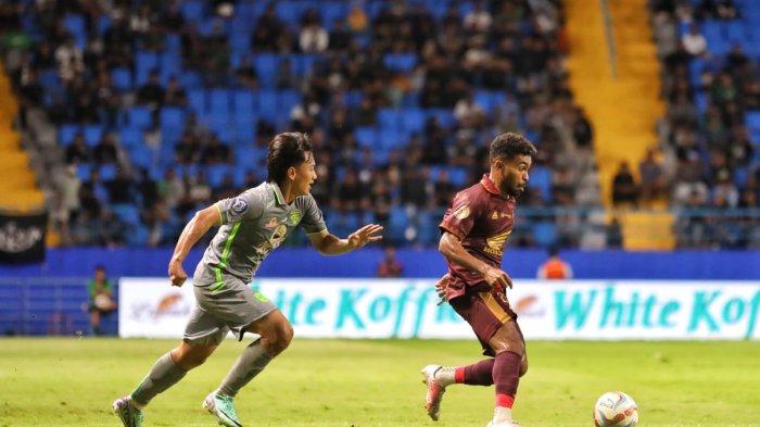 Winger PSM Makassar Yance Sayuri menggiring bola melewati pemain Persebaya pada laga pekan 26 Liga 1 2023/2024 di Stadion Batakan Balikpapan, Rabu (28/2/2024) malam.