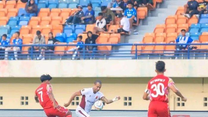 Winger PSM Makassar, Victor Luiz  duel dengan winger Persis Solo, Irfan Jauhari di Stadion Si Jalak Harupat, Kabupaten Bandung, Jawa Barat, Senin (22/7/2024).  PSM Makassar akan melawan Borneo FC di laga pamungkas Piala Presiden 2024,  Kamis (25/7/2024).