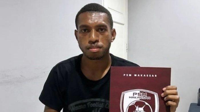 Winger anyar PSM Makassar, Karel Ridzald Iek. Pelatih PSM Makassar, Bernardo Tavares mengonfirmasi telah merekrut Karel untuk perkuat PSM Makassar di putaran kedua Liga 1 2024/2025.