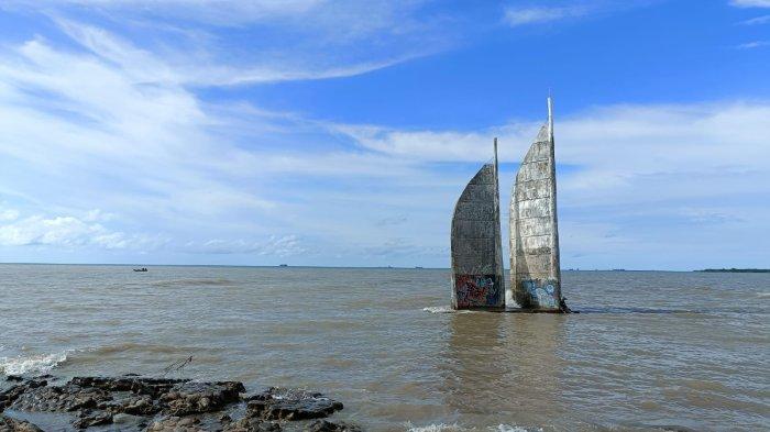 Wisata Pantai Layar Putih di Kelurahan Tanjung Merdeka Kota Makassar.