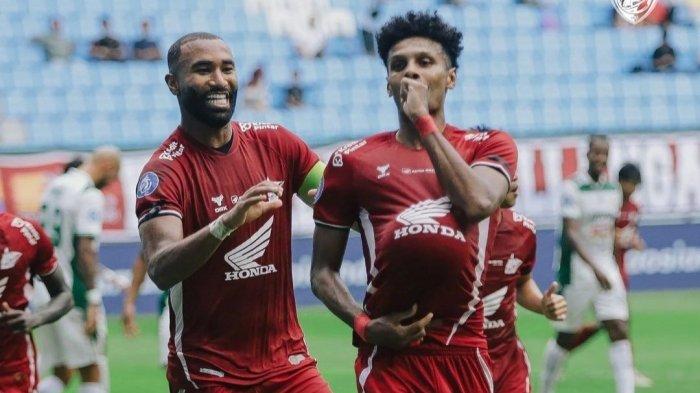 YURAN BERPOTENSI ABSEN – Kapten PSM Makassar, Yuran Fernandes (belakang) dan pemain PSM Makassar, Aloisio Soares selebrasi gol. Yuran Fernandes berpotensi absen saat PSM Makassar bersua Malut United pada pekan 32 Liga 1 2024/2025 di Stadion BJ Habibie, Parepare, Sabtu (10/5/2025).