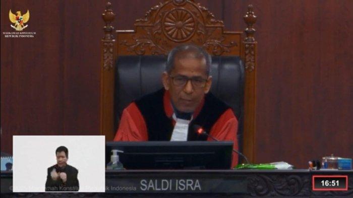 MAHKAMAH KONSTITUSI – Hakim MK, Saldi Isra, membacakan putusan terkait gugatan perselisihan hasil pemilihan umum (PHPU). Ia menyampaikan gugatan PHPU Palopo dilanjutkan ke sidang pemeriksaan lanjutan.