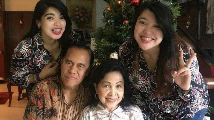 Kembar siam Yuliana dan Yuliani bersama dokter Padmosantjojo dan istri yang telah berjasa untuk mereka. Kini mereka telah menjadi seorang doktor dan dokter.