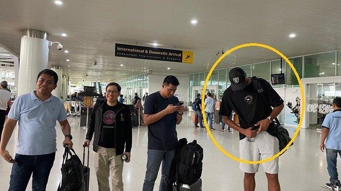 Yuran Fernandes bersama manajemen PSM Makassar di Bandara Balikpapan, Minggu (24/9/2023) siang.