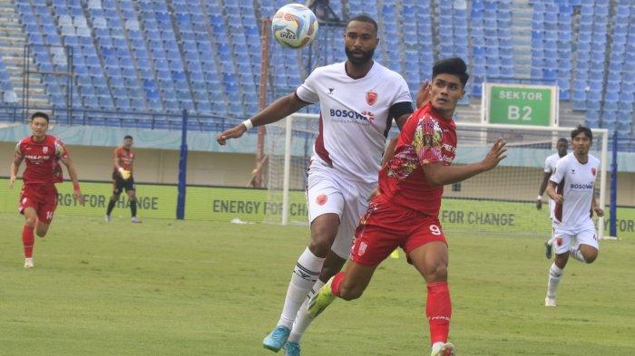 Bek PSM Makassar, Yuran Fernandes coba menghentikan penyerang Persis Solo di Grup A Piala Presiden 2024 di Stadion Si Jalak Harupat, Kabupaten Bandung, Jawa Barat, Senin (22/7/2024).  