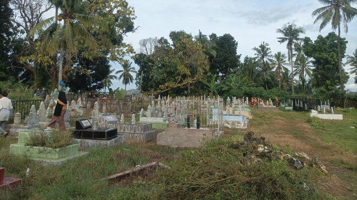 ZIARAH MAKAM - Potret masyarakat Kelurahan Mampotu saat melakukan ziarah makam (28/2/2025). Hal tersebut merupakan tradisi tahunan masyarakat jelang Ramadhan. 