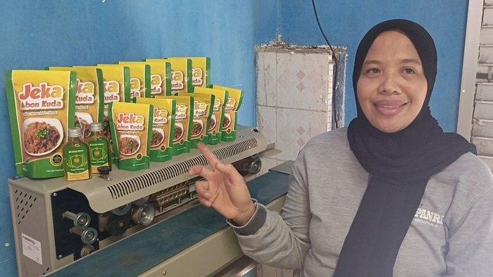 Jumiati owner Jeka Abon di Jl Poros Kayu Loe Timur, Kecamatan Turatea, Kabupaten Jeneponto, Sulawesi Selatan (Sulsel), Selasa (1/10/2024).