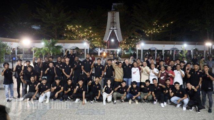 Skuad PSM Makassar berfoto bersama Pj Gubernur Sulsel usai jamuan makan malam di rumah jabatan gubernur, Rabu (1/11/2023) malam. Pada momen ini Everton Nascimento tak terlihat.