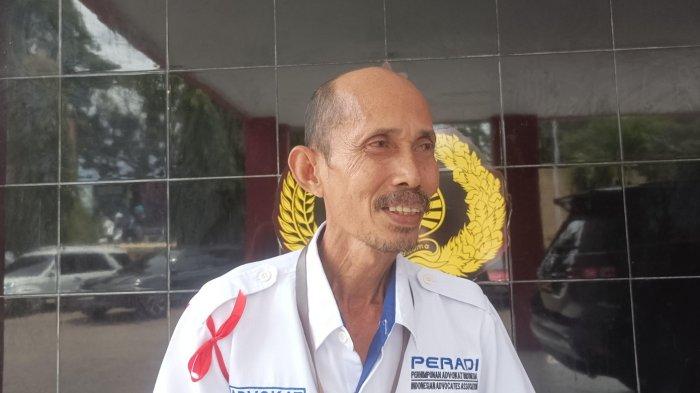 Perwakilan Advokat Bone, Jusman. Ratusan advokat Bone menyerbu kantor Kapolres, menuntut agar kasus penembakan pengacara Rudi S Gani diusut tuntas. Keluarga mendesak pelaku segera ditangkap, Kamis (2/2/2024).