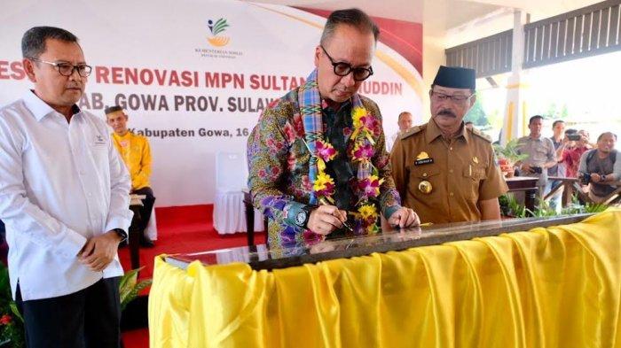 Menteri Sosial Agus Gumiwang Kartasasmita menandatangani tugu peresmian Revitalisasi Makam Sultan Hasanuddin Gowa Selasa (16/7/2019) lalu