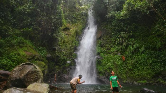 Tim Tribun Timur Celebes Explorer 2016 mengunjungi Wisata Air Terjun Barambang yang terletak di perbatasan dua desa yakni Desa Batu Belerang dan Desa Barambang, Kecamatan Sinjai Borong, Kabupaten Sinjai, Sulawesi Selatan, Senin (25/4/2016)