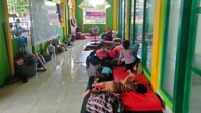 Puluhan warga mengungsi akibat banjir yang merendam rumah mereka di Blok 10 Perumnas Antang, Kecamatan Manggala, Kota Makassar, Sulawesi Selatan, terpantau di posko pengungsian Masjid Jabal Nur, Blok 10 Perumnas Antang, Senin (16/12/2024) sore.