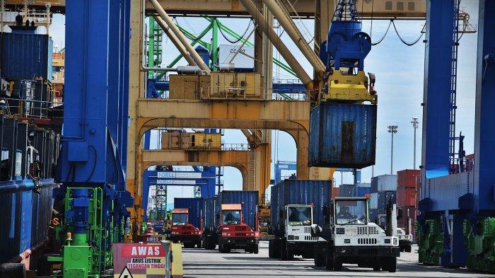 Aktivitas bongkar muat di Terminal Petikemas Makassar (TPM) Pelabuhan Makass 