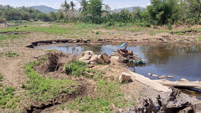 Aktivitas tambang galian c di sekitar Bendungan Lekopancing, Kabupaten Maros, Sulsel.
