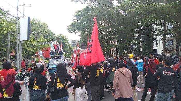 Aliansi Rakyat Buruh Bersatu Merebut Kekuasaan (Rabuan) aksi di depan kantor Balaikota, Jalan Ahmad Yani, Kecamatan Ujung Pandang, Makassar, Sulawesi Selatan (Sulsel), Rabu (1/5/2024).