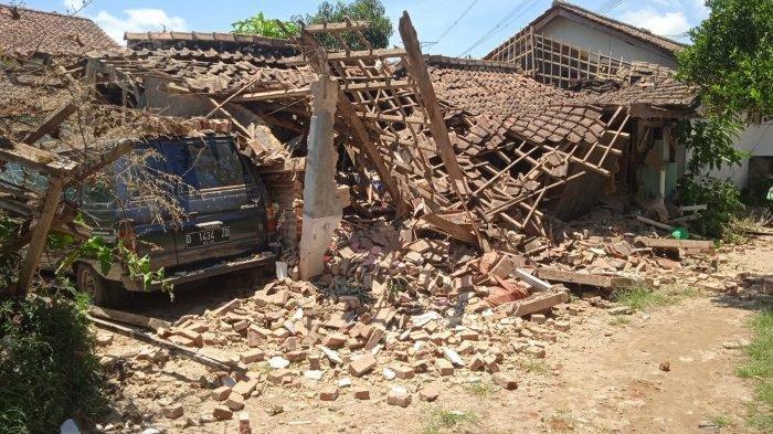 Sebuah rumah di Kecamatan Kertasari Kabupaten Bandung, Jawa Barat, ambruk dan hancur setelah diguncang gempa Mag 5,0 pada Rabu (18/9/2024).
