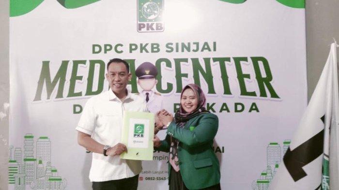 Andi Mahyanto Massarappi (kiri) saat mengembalikan formulir calon bupati sinjai yang diterima langsung oleh Ketua PKB Sinjai, Andi Olivia Batari Sugi (kanan).