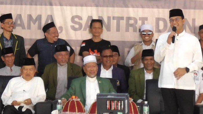 Capres Nomor Urut 1, Anies Baswedan hadiri Dialog Kebangsaan dan Silaturahmi di GOR Kampus 3 putri Bululampang Ponpes DDI Mangkoso, Kabupaten Barru, Sulsel, Rabu (17/1/2027).