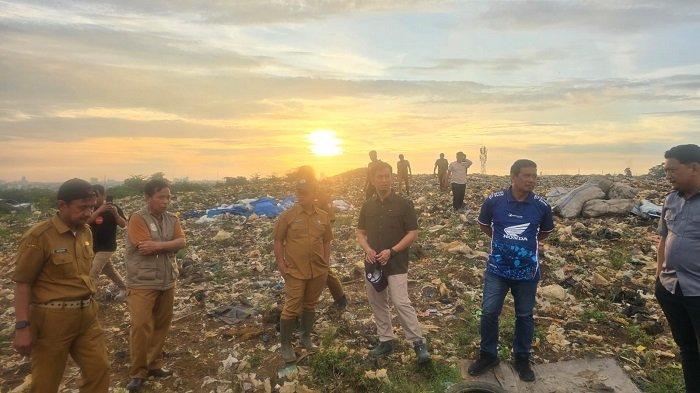 ANTREAN PANJANG- Kepala Dinas Lingkungan Hidup Kota Makassar Helmy Budiman (baju hitam) meninjau TPA Tamangapa udai mendapat keluhan warga terkait antrean panjang truk sampah menuju Tempat Pembuangan Akhir (TPA) Tamangapa, Selasa (24/6/2025). Antrean panjang truk sampah tersebut bahkan memadati ruas jalan di Tamangapa Raya, akibatnya masyarakat umum tak bisa mengakses jalan tersebut.