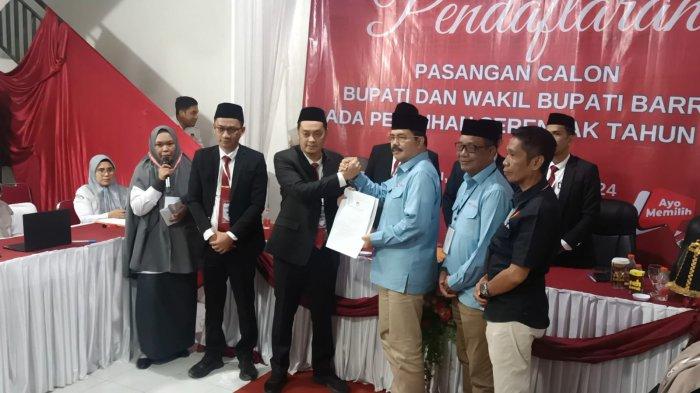 H Muh Aras-Aska Mappe terdaftar sebagai pasangan bakal Calon Bupati dan Wakil Bupati Barru di KPU Barru, Sulsel, Kamis (29/8/2024).