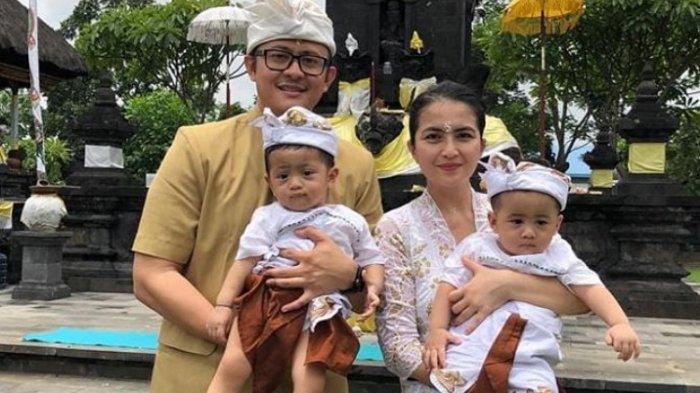 Artis FTV Kadek Devi bersama suami dan anak kembarnya