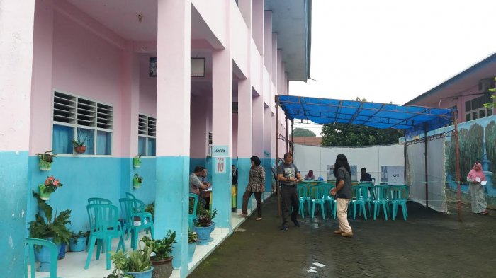 Warga Aspol Panaikang Memilih di SMP Bhayangkara - Tribun-timur.com