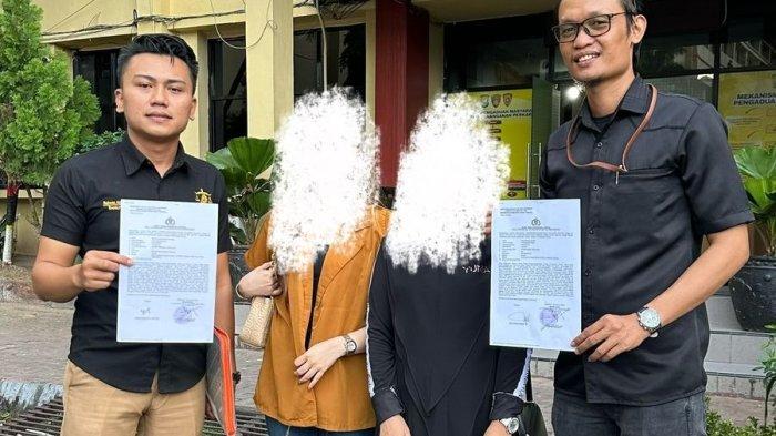 Penyanyi dangdut Aty Kodong resmi dilaporkan ke Mapolda Sulsel dalam dugaan penipuan, penggelapan, Jl. Perintis Kemerdekaan, Selasa (6/8/2024). 