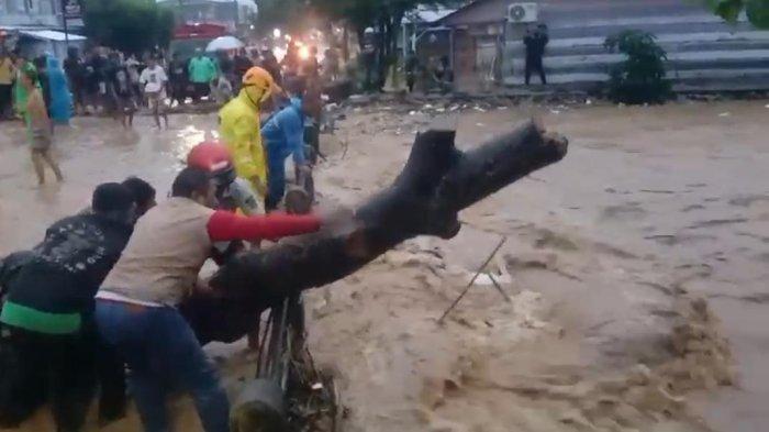 Kondisi air di Jalan Cakalang saat debit air sungai meningkat dan meluap ke jalan, Kamis (12/12/2024). Banjir melanda 4 kecamatan di Palopo akibat hujan deras. BPBD imbau masyarakat tetap waspada, karena cuaca ekstrem diperkirakan berlanjut hingga Februari 2025.