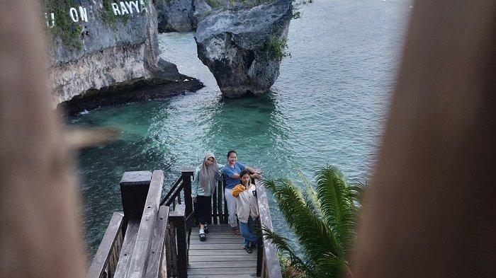 Pengunjung Batu Tongkarayya sedang menikmatinya.