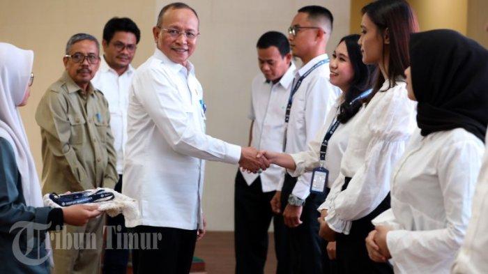 Kepala BBPVP Makassar Dr La Ode Haji Polondu (tengah kiri) menyalami peserta Pelatihan Berbasis Kompetensi (PBK) Angkatan III Tahun 2023.dalam rangkaian acara seremoni yang berlangsung di  Aula Syekh Yusuf BBPVP Makassar, Jl Taman Makam Pahlawan, Senin (7/8/2023). Pembukaan pelatihan yang diikuti 448 orang dari berbagai kejuruan ini memiliki beberapa tujuan. Diantaranya meningkatkan pengetahuan dan keterampilan bagi calon tenaga kerja. Kemudian mengarahkan calon tenaga kerja pada bidang kerja yang sesuai dengan keahlinnya.