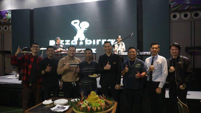 General Manager The Rinra dan Phinisi Point Makassar, Junaidi (keempat dari kanan) bersama tamu undangan berfoto bersama usai melakukan pemotongan tumpeng sebagai simbol peresmian arena biliar yang berlangsung di Pizza E Birra, Makassar, Sabtu (06/07/2024). Pizza E Birra menawarkan 10 meja biliar, sambil menikmati musik dan keju ala Italia yang menjadi andalan mereka.