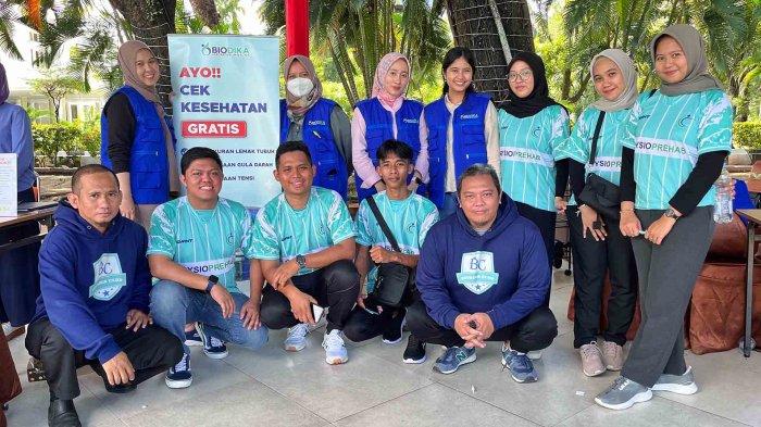 KESEHATAN GRATIS - Karyawan Klinik Biodika berfoto bersama disela pemeriksaan kesehatan gratis yang berlangsung di Rumah Jabatan (Rujab) Gubernur Sulawesi Selatan, Jl. Sungai Tangka, Makassar, Minggu (2/2/2025). Kegiatan ini dalam rangka Peringatan Bulan Keselamatan dan Kesehatan Kerja (K3) Nasional.