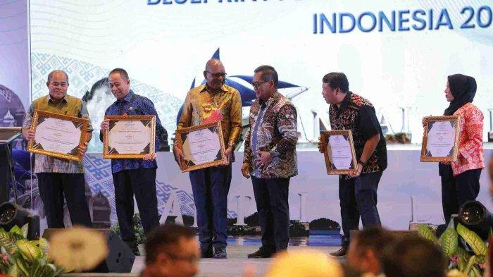 Plt Kepala BKKBN RI, Sundoyo (ketiga kanan) berfoto bersama usai memberikan Apresiasi pencapaian KBPP disela acara Konsolidasi Perencanaan Program dan Anggaran (Koren II) Program Bangga Kencana TA 2025 yang berlangsung di Hotel Claro, Makassar, Senin (30/9/2024).  Acara ini dihadiri oleh perwakilan BKKBN dari seluruh provinsi di Indonesia.