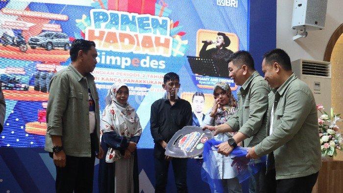 Pimpinan BO Panakkukang, Ronald Roho (kedua kanan) menyerahkan secara simbolis hadiah utama pengundian hadiah Simpedes (PHS) kepada perwakilan pemenang yang berlangsung di New World Cafe, Jl Yusuf Daeng Ngawing, Makassar, Sabtu (08/06/2024). Nasabah dari Unit Gunung Sari Cabang Panakkukang, Ramli Rasyid keluar sebagai pemenang PHS yang mendapatkan mobil XL 7 Zeta Suzuki.