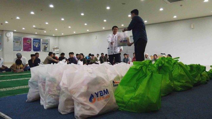 Pekerja dasar BRI Panakkukang menerima bantuan sembako dari YBM BRILiaN Panakkukang bersama Iwabri Kanca Panakkukang yang berlangsung di kantor BRI Panakkukang Lt 4, Jl Hertasning, Makassar, pada Kamis (28/3/2023). Kegiatan ini menjadi agenda rutin yang dilakukan setiap tahun oleh Bank BRI Cabang Panakkukang, sebagai bagian dari upaya nyata dalam menerapkan perilaku kunci insan BRI 