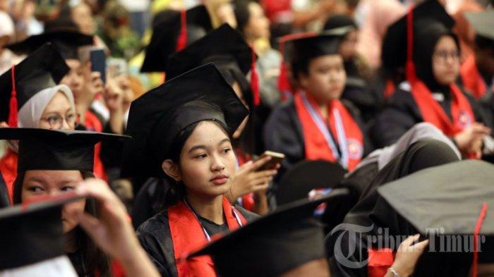 Sejumlah siswa Briton English Education mengikuti acara The Cambridge Certificate Award Ceremony yang berlangsung di Hotel Claro Makassar, Jl AP Pettarani, Makassar, Sabtu (15/07/2023). Kegiatan itu merupakan acara penyerahan sertifikat bagi para peserta ujian internasional dari Cambridge English Language Assessment yang bekerjasama dengan lembaga kursus yang berpusat di Kota Makassar.