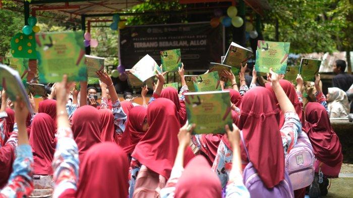 PELUNCURAN BUKU - Sejumlah siswa  memegang buku saat kegiatan peluncuran Buku cerita anak berjudul 