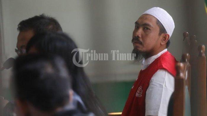 CEO abu tours, Muh Hamzah Mamba kembali menjalani sidang lanjutan dengan agenda mendengarkan keterangan saksi yang berlangsung di Pengadilan Negeri, Makassar, Rabu (14/11/2018).