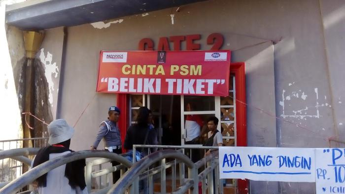 Spanduk ajakan beli tiket oleh panitia pelaksana pertandingan di Stadion Mattoanging Andi Mattalatta, Makassar