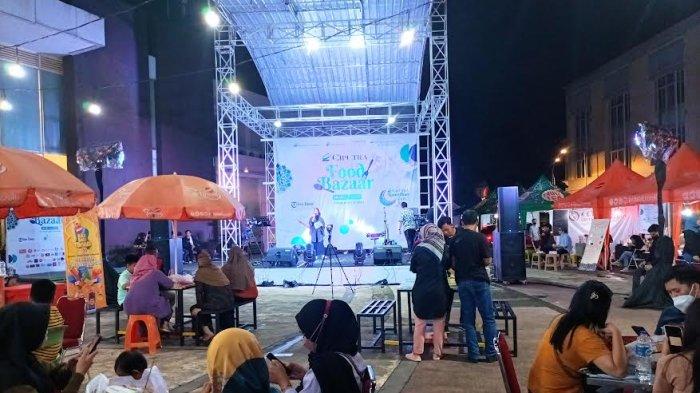 Pengunjung bazar makanan Ciputra mencoba cilok dan burger McDonald's