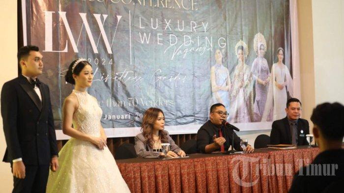 Marcom Manager Claro Makassar Ricwan Wahyudi (kedua kanan) didampingi Wedding Senior Sales Manager Claro Makassar Arlin Palimbong (kanan) menjelaskan kegiatan Luxury Wedding Vaganza 2024 kepada wartawan saat konferensi pers di Executive Lounge Claro Makassar, Selasa (9/1/2024).   Claro Makassar bakal menggelar Luxury Wedding Vaganza 2024 di Sandeq Ballroom, 19 sampai 21 Januari 2024. Sebanyak 70 vendor, baik dari Makassar maupun luar Makassar bakal meramaikan event tahunan Claro Makassar tersebut.