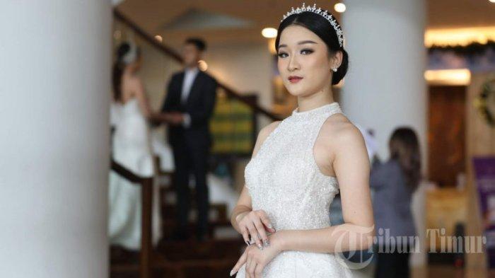 Model berpose menggunakan gaun pengantin LW bridal usai mengikuti konferensi pers di Hotel Claro, Makassar, Selasa (9/1/2024).  Claro Makassar bakal menggelar Luxury Wedding Vaganza 2024 di Sandeq Ballroom, 19 sampai 21 Januari 2024. Sebanyak 70 vendor, baik dari Makassar maupun luar Makassar bakal meramaikan event tahunan Claro Makassar tersebut