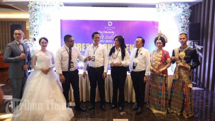 Marcom Manager Claro Makassar Ricwan Wahyudi (ketiga kiri). Senior Sales Manager Rinra Takdir (tengah kiri). DOSM PHI Ellen Martha Silaen (tengah kanan) dan Marcomm Dalton Makassar Audy Corneldy (ketiga kanan) berfoto bersama usai menggelar jumpa pers event The Ethnicity Wedding Expo 2023 saat jupa pers yang berlangsung di Dalton Makassar, Senin (31/7/2023). The Ethnicity Wedding Expo menghadirkan berbagai promo spesial yang berlangsung pada 4-6 Agustus 2023.