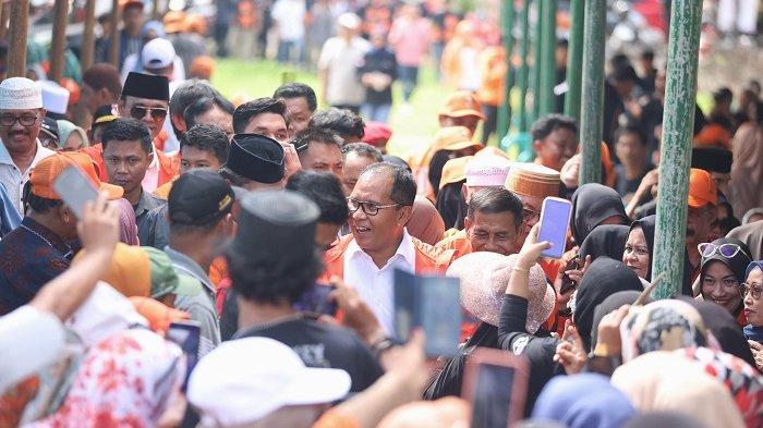 Calon Gubernur Sulsel Danny Pomanto disambut dengan hangat oleh masyarakat Kabupaten Barru, Kamis (14/11/2024). 
 