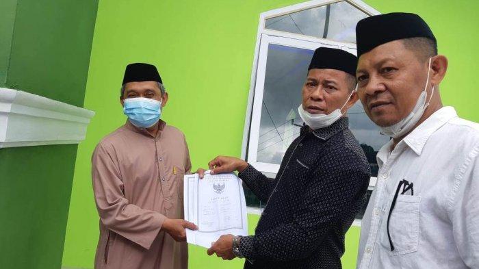 Owner Developer PT Hidayat Anugrah Pratama (HAP) H Darwis Dg Nai menyerahkan sertifikat tanah Masjid H Malli-Al Jafari ke pengurus masjid di Kompleks Green Marannu Land, Bontomanai, Kecamatan Bontomarannu, Gowa, Jumat (12/3/2021).