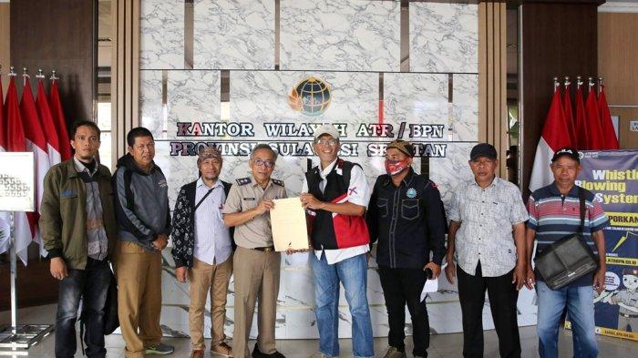 Warga Perumahan Pemprov Bukit Graha Praja Indah yang tergabung dalam Forum Keluarga Besar Perumahan Graha Indah Manggala Makassar (FKBPGM) menyampaikan beberapa tuntutan penting kepada pihak terkait di Kakanwil Kementerian Agraria dan Tata Ruang/Badan Pertanahan Nasional (ATR/BPN) Pemerintah Daerah Sulawesi Selatan Jl. Opu Daeng Risadju Makassar, Senin (29/7/2024). Warga menuntut agar pihak Kakanwil ATR/BPN segera membuka blokir terhadap sertifikat tanah dan bangunan yang dimiliki karena menimbulkan ketidaknyamanan dan ketidakpastian hukum bagi para pemilik sah.